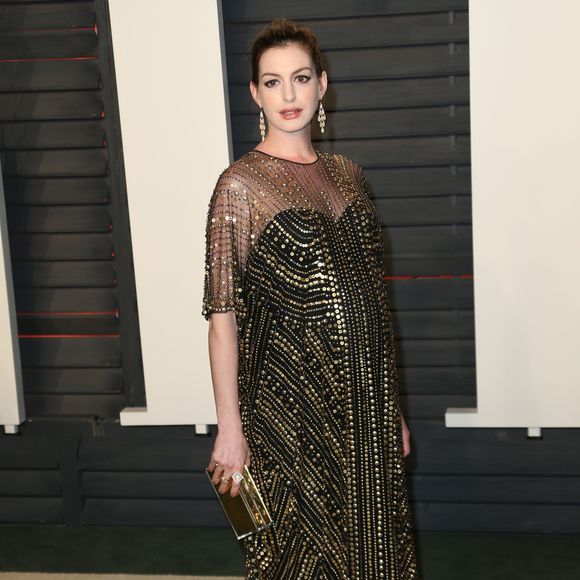 Anne Hathaway (enceinte) à la soirée "Vanity Fair Oscar Party" après la 88e cérémonie des Oscars à Hollywood, le 28 février 2016.