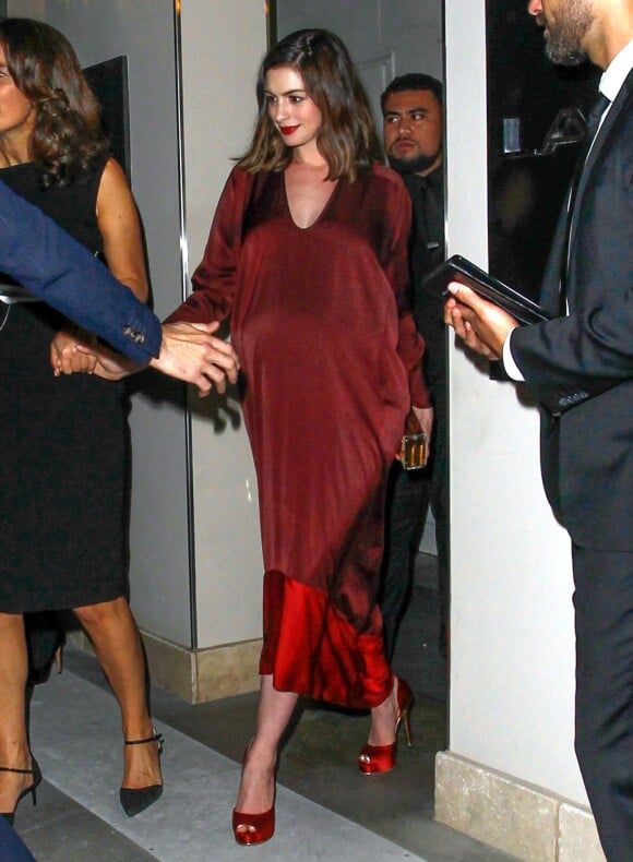 Anne Hathaway enceinte à la sortie de la pré-Oscar party de Leonardo Dicaprio à Emporia Armani à Beverly Hills, le 27 février 2016
