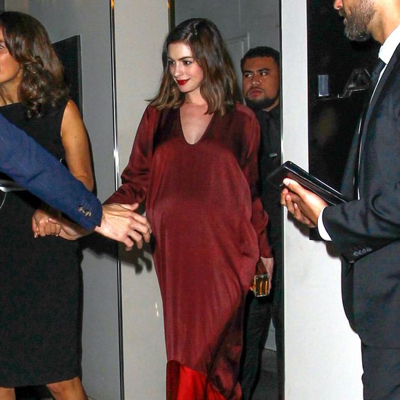 Anne Hathaway enceinte à la sortie de la pré-Oscar party de Leonardo Dicaprio à Emporia Armani à Beverly Hills, le 27 février 2016