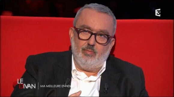 Dominique Farrugia parle de la sclérose en plaques dans Le Divan de Marc-Olivier Fogiel, le mardi 1er mars 2016.