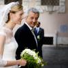 Elisabetta - dite Lili - Maria Rosboch von Wolkenstein conduite à l'autel par son père Ettore lors de son mariage avec le prince Amedeo de Belgique le 5 juillet 2014 à Rome.