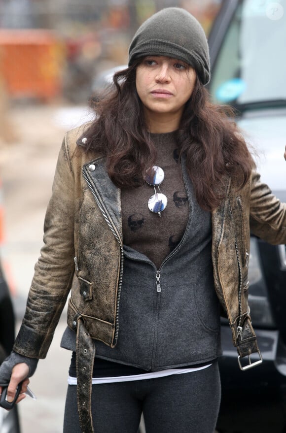 Michelle Rodriguez se promène à New York le 25 février 2016.