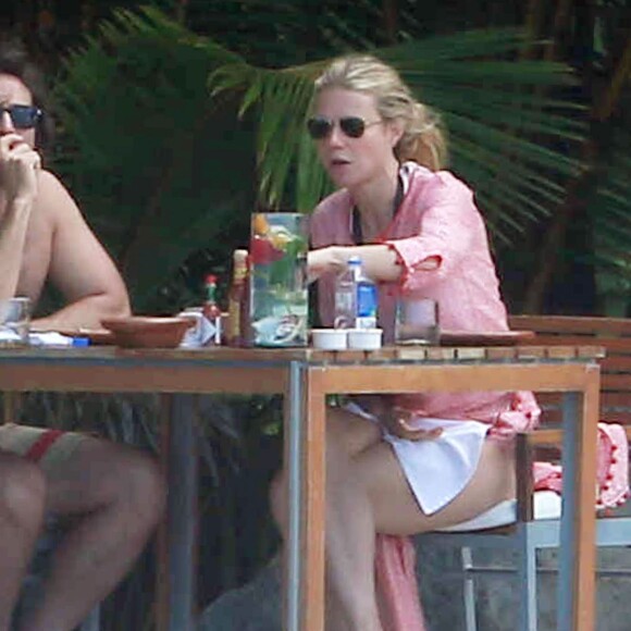 Exclusif - Gwyneth Paltrow et son compagnon Brad Falchuk profitent de leurs vacances sur une plage au Mexique, le 14 janvier 2016.