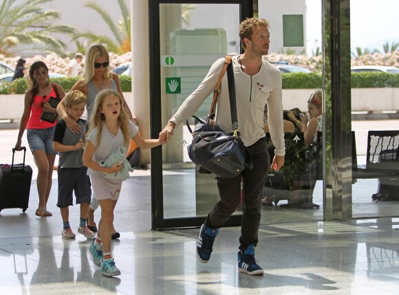 Exclusif - Gwyneth Paltrow, Chris Martin et leurs enfants Apple et Moses quittent l'ile de Majorque en Espagne apres quelque jours de vacances dans la maison de l'acteur Americain Michael Douglas le 14 juillet 2013.
