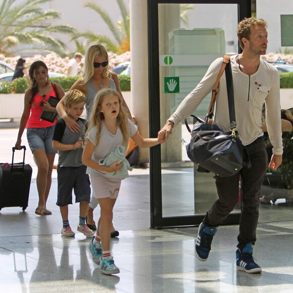 Exclusif - Gwyneth Paltrow, Chris Martin et leurs enfants Apple et Moses quittent l'ile de Majorque en Espagne apres quelque jours de vacances dans la maison de l'acteur Americain Michael Douglas le 14 juillet 2013.