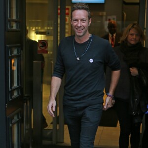 Chris Martin du groupe Coldplay quitte les studios de la BBC Radio 2 à Londres le 4 décembre 2015.