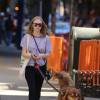 Amanda Seyfried se promène avec son chien Flynn dans le quartier de West Village à New York. Le 4 novembre 2015
