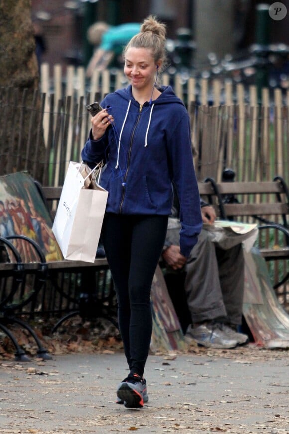 Amanda Seyfried, sans maquillage, se rend à son cours de gym à New York, le 3 novembre 2015. © CPA/Bestimage