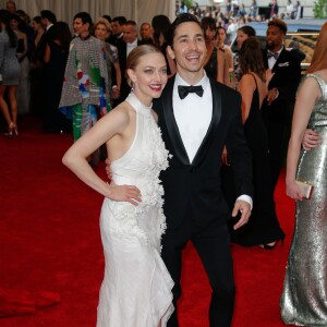 Amanda Seyfried et son compagnon Justin Long à la Soirée Costume Institute Gala 2015 (Met Ball) au Metropolitan Museum, célébrant l'ouverture de Chine: à travers le miroir à New York. Le 4 mai 2015.