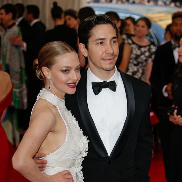 Amanda Seyfried et son compagnon Justin Long à la Soirée Costume Institute Gala 2015 (Met Ball) au Metropolitan Museum, célébrant l'ouverture de Chine: à travers le miroir à New York. Le 4 mai 2015.