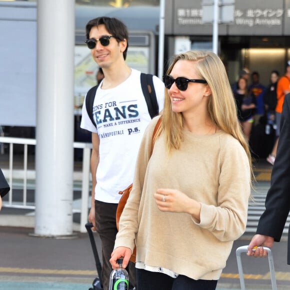Amanda Seyfried et son petit ami Justin Long arrivent à l' aéroport de Narita au Japon Le 31 Mai 2014