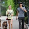 Exclusif - Amanda Seyfried et son compagnon Justin Long promènent leur chien Finn tout en faisant leur jogging à Los Feliz. Le 10 avril 2014