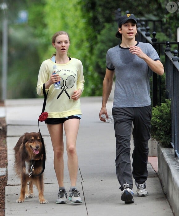 Exclusif - Amanda Seyfried et son compagnon Justin Long promènent leur chien Finn tout en faisant leur jogging à Los Feliz. Le 10 avril 2014