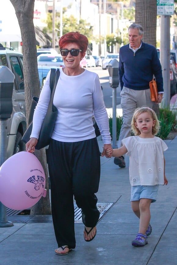Sharon Osbourne fait du shopping avec sa petite fille Pearl à Beverly Hills, le 15 février 2016