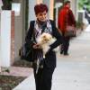 Exclusif - Sharon Osbourne fait du shopping avec son petit chiot dans les bras à West Hollywood. le 4 janvier 2016