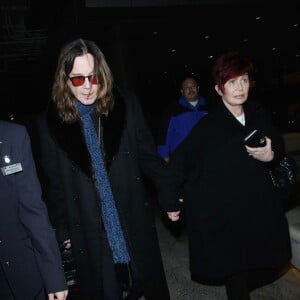 Sharon et Ozzy Osbourne arrivent ensemble à l'aéroport LAX de Los Angeles. Le 16 décembre 2014