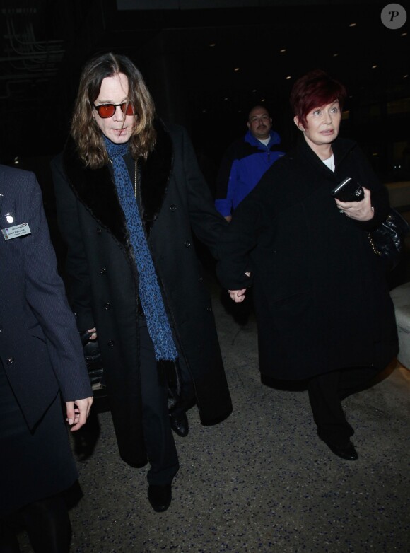 Sharon et Ozzy Osbourne arrivent ensemble à l'aéroport LAX de Los Angeles. Le 16 décembre 2014