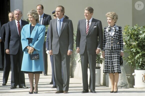 Ronald Reagan et sa femme Nancy reçus en 1980 à Madrid par le roi Juan Carlos Ier d'Espagne et la reine Sofia. L'ancienne first lady est morte le 6 mars 2016 à 94 ans.