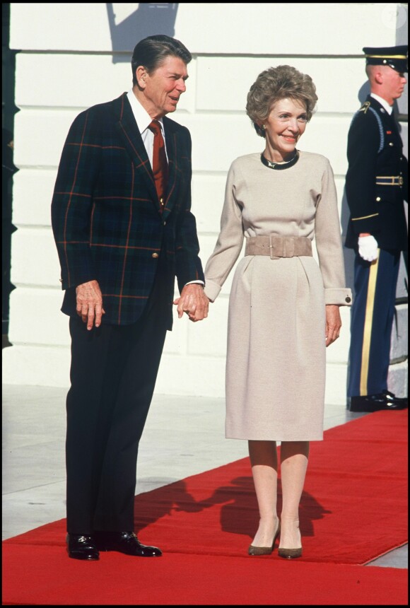 Ronald Reagan et sa femme Nancy recevant le prince Charles et la princesse Diana lors de leur visite officielle aux Etats-Unis en novembre 1985. L'ancienne first lady est morte le 6 mars 2016 à 94 ans.