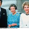 Ronald Reagan et sa femme Nancy rencontrant la reine Elizabeth II à Londres en 1989. L'ancienne first lady est morte le 6 mars 2016 à 94 ans.