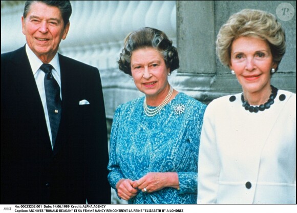 Ronald Reagan et sa femme Nancy rencontrant la reine Elizabeth II à Londres en 1989. L'ancienne first lady est morte le 6 mars 2016 à 94 ans.