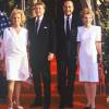 Ronald Reagan et sa femme Nancy rencontre Jacques Chirac et sa femme Bernadette à Paris en juin 1984. L'ancienne first lady est morte le 6 mars 2016 à 94 ans.
