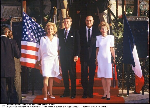 Ronald Reagan et sa femme Nancy rencontre Jacques Chirac et sa femme Bernadette à Paris en juin 1984. L'ancienne first lady est morte le 6 mars 2016 à 94 ans.