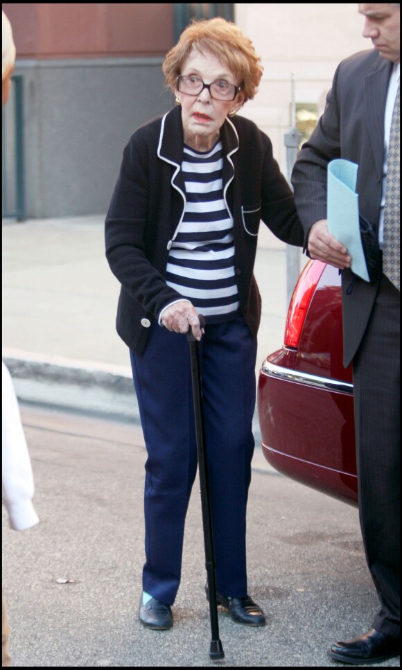 Nancy Reagan quittant un centre médical à Beverly Hills en novembre 2009