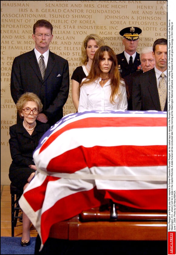 Nancy Reagan lors des funérailles de son époux Ronald Reagan le 7 juin 2004. Décédée à 94 ans le 6 mars 2016, elle sera inhumée auprès de lui dans la Ronald Reagan Presidential Library à Simi Valley.