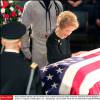 Nancy Reagan lors des funérailles de son époux Ronald Reagan le 7 juin 2004. Décédée à 94 ans le 6 mars 2016, elle sera inhumée auprès de lui dans la Ronald Reagan Presidential Library à Simi Valley.
