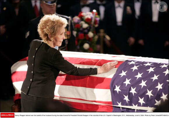 Nancy Reagan lors des funérailles de son époux Ronald Reagan le 7 juin 2004. Décédée à 94 ans le 6 mars 2016, elle sera inhumée auprès de lui dans la Ronald Reagan Presidential Library à Simi Valley.