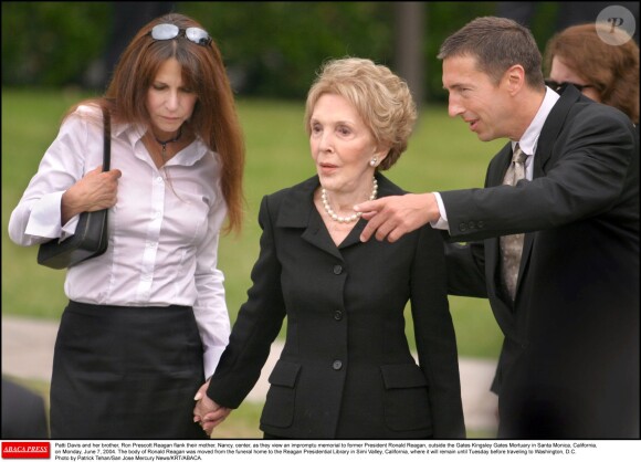 Nancy Reagan avec sa fille Patti et son fils Ron lors des funérailles de son époux Ronald Reagan le 7 juin 2004. Décédée à 94 ans le 6 mars 2016, elle sera inhumée auprès de lui dans la Ronald Reagan Presidential Library à Simi Valley.