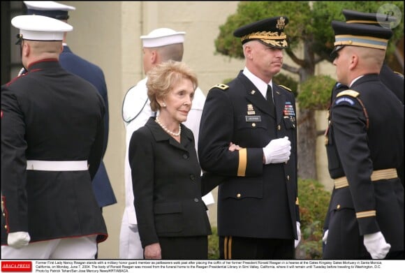 Nancy Reagan lors des funérailles de son époux Ronald Reagan le 7 juin 2004. Décédée à 94 ans le 6 mars 2016, elle sera inhumée auprès de lui dans la Ronald Reagan Presidential Library à Simi Valley.