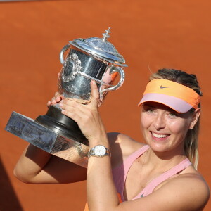 Maria Sharapova remporte la finale femme des Internationaux de France de tennis de Roland Garros face à Simona Halep à Paris le 7 juin 2014.