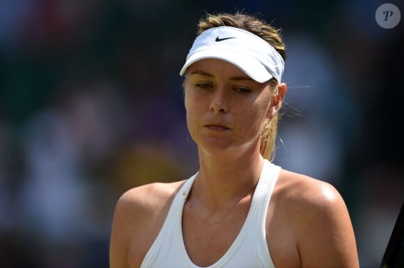 Maria Sharapova pendant son match contre Angelique Kerber sur le court central lors du tournoi de Wimbledon à Londres le 1er juillet 2014.
