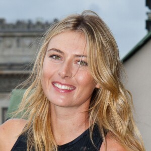 Maria Sharapova pose devant l'Arc de Triomphe pour "Evian" à Paris le 18 mai 2015.