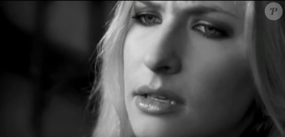 Holly Williams dans son clip "Alone"