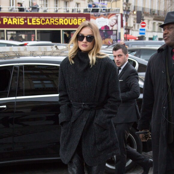 Rosie Huntington-Whiteley arrive au jardin du Palais-Royal pour le défilé Isabel Marant, entièrement habillée en Isabel Marant. Paris, le 4 mars 2016.