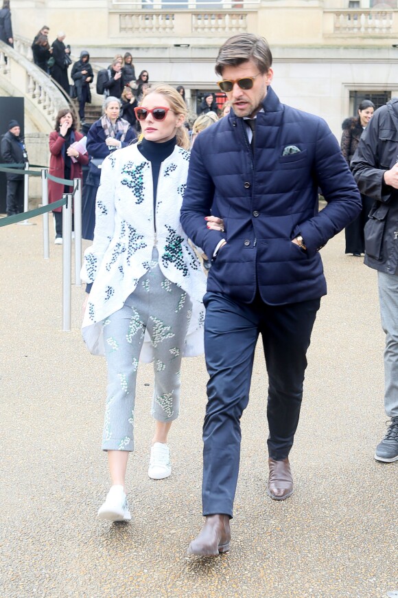 Olivia Palermo et son mari Johannes Huebl quittent le Grand Palais à l'issue du défilé Moncler Gamme Rouge. Olivia porte une veste, d'un pantalon et de baskets Moncler Gamme Rouge (collection printemps-été 2016). Paris, le 9 mars 2016.