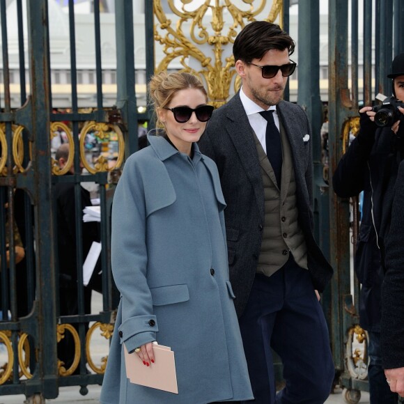 Olivia Palermo et Johannes Huebl arrivent au jardin des Tuileries pour assister au défilé Valentino. Paris, le 8 mars 2016.