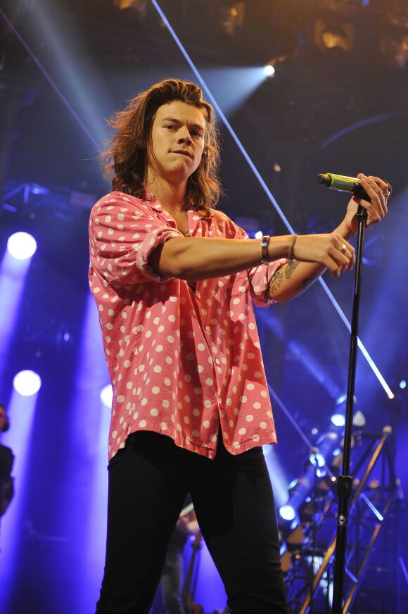 Harry Styles lors du concert du groupe "One Direction" au Apple Music Festival à la Camden Roundhouse à Londres, le 22 septembre 2015.