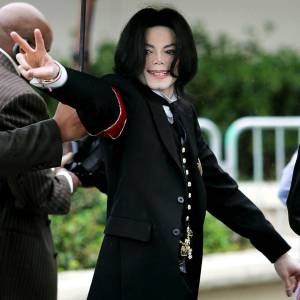 Michael Jackson arrive au tribunal de Santa Maria, le 1er mars 200