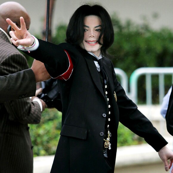 Michael Jackson arrive au tribunal de Santa Maria, le 1er mars 200
