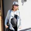 Exclusif - Anne Hathaway enceinte fait du shopping dans les rues de West Hollywood, le 14 mars 2016