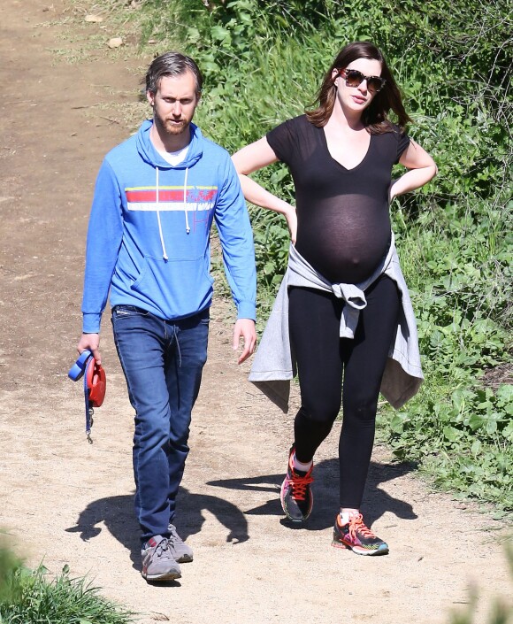 Anne Hathaway, enceinte, se promène avec son mari Adam Shulman et ses chiens à Los Angeles le 12 mars 2016.