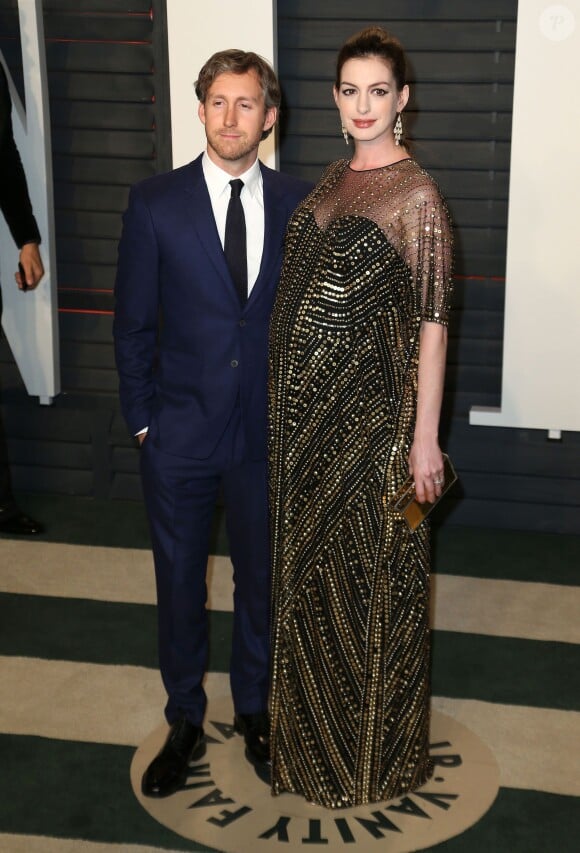 Adam Shulman et son mari Anne Hathaway à la soirée "Vanity Fair Oscar Party" après la 88e cérémonie des Oscars à Hollywood, le 28 février 2016