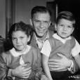 Frank Sinatra et ses enfants Frank Sinatra Jr. et Nancy Sinatra à Hollywood, le 1er juin 1948