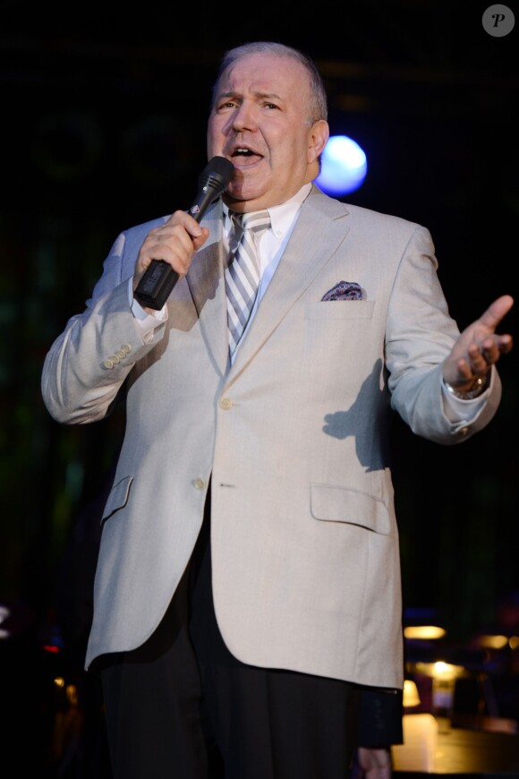 Frank Sinatra Jr. sur la scène du Seminole Coconut Creek Casino en Floride, le 12 juillet 2012