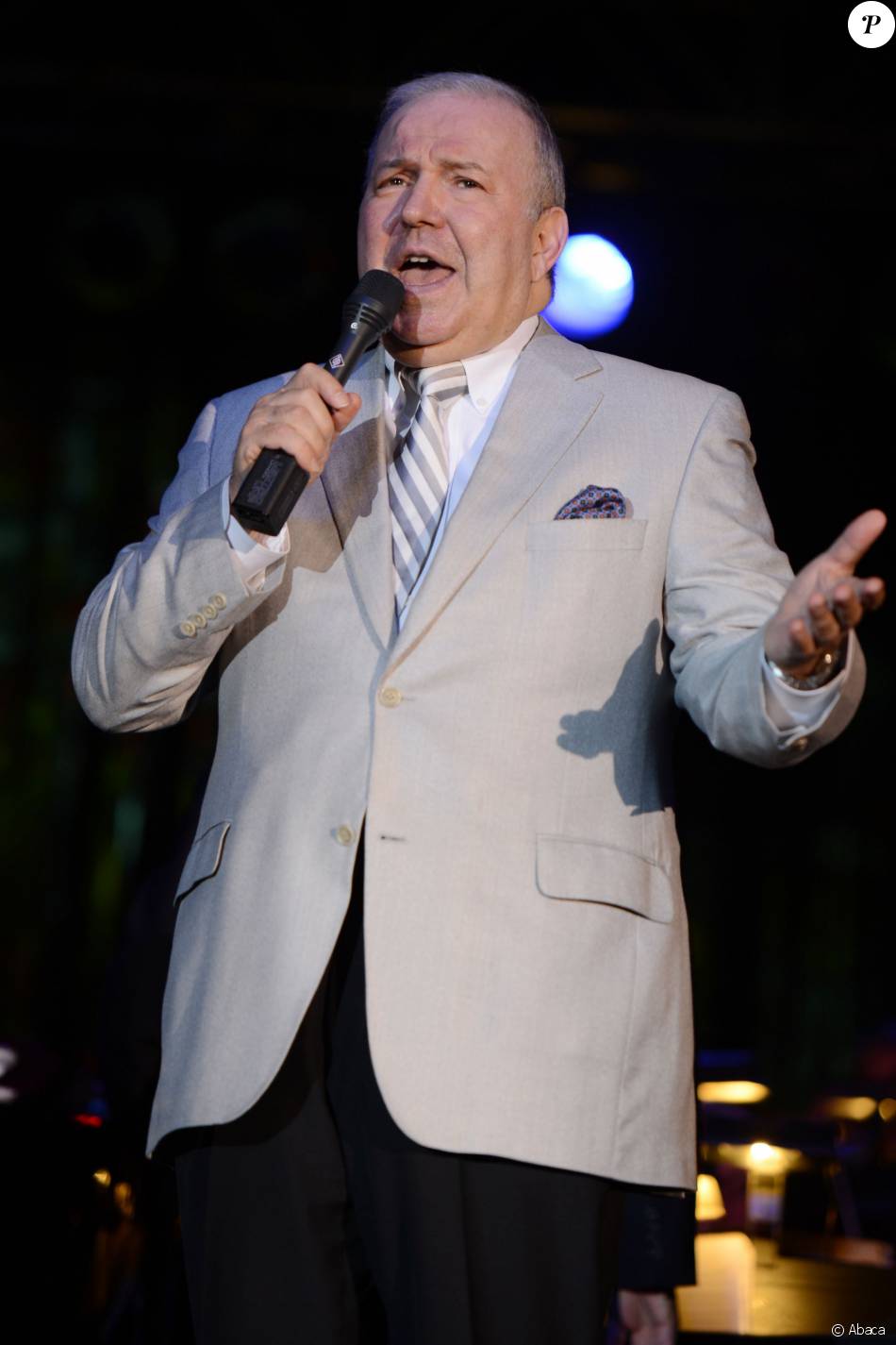 Frank Sinatra Jr. sur la scène du Seminole Coconut Creek Casino en Floride, le 12 juillet 2012