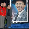 Les enfants de Frank Sinatra : Tina, Frank Jr. et Nancy posent devant le nouveau timbre américain qui rend hommage à leur père. Beverly Hills, le 12 décembre 2007